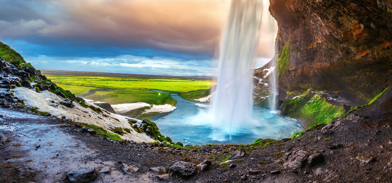 Seljalandsfoss-Waterfall in Island